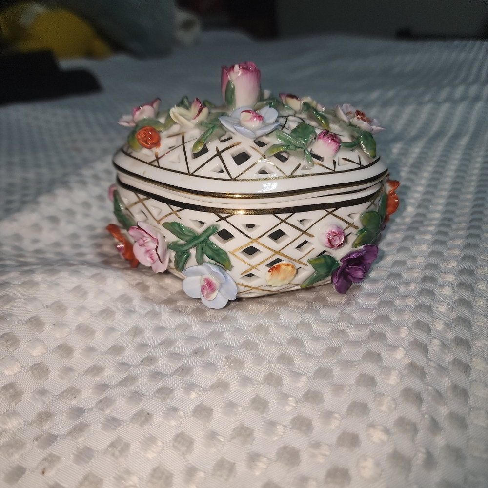 VINTAGE DIAMOND LACE PORCELAIN 3D FLOWER TRINKET JEWELRY  BOX